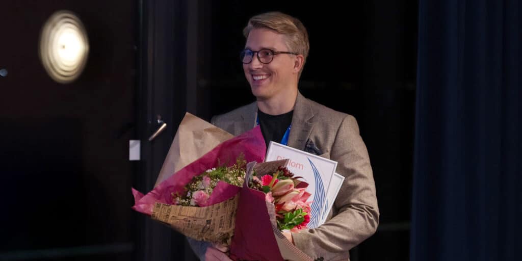 Felix Ljungkvist, Atenify får blommor och diplom som vinnare av Start Up Challenge-tävlingen.