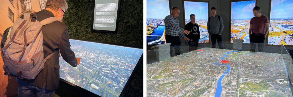 Tvådelad bild från Visualiseringscenter C. Till vänster syns en person som interagerar med en stor pekskärm som visar en detaljerad flygbild över en stad. Till höger visas en grupp personer som står runt en stor bordsskärm med en 3D-karta över en stad, där floder, vägar och byggnader är tydligt markerade. I bakgrunden finns flera stora skärmar som visar olika vyer av samma stadsmiljö.